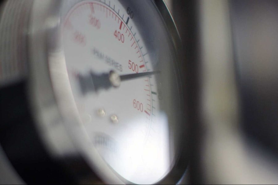 Der Thermostat dient dazu, eine bestimmte Temperatur durch ein Feedback-System zu regulieren. Er misst ständig den aktuellen Zustand, vergleichen diesen mit einem Sollwert und nimmt Anpassungen vor, um Abweichungen zu korrigieren und den gewünschten Zustand beizubehalten.